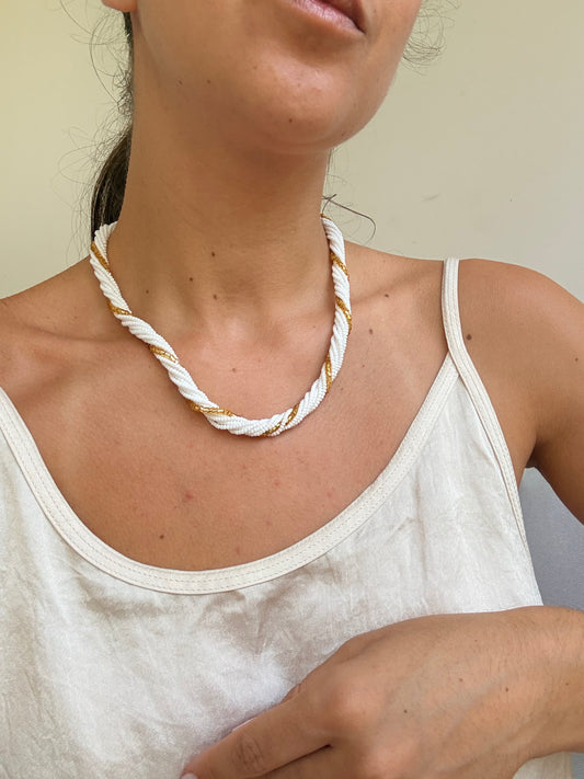 Collier doré vintage - Perles blanches et dorées torsadées