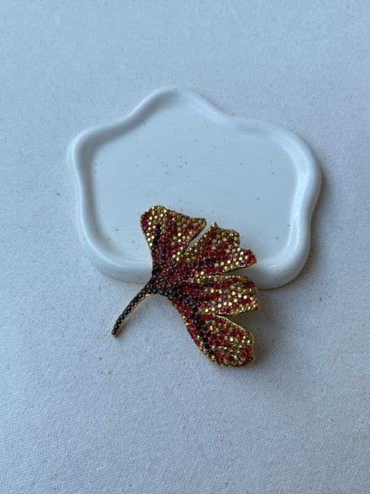 Broche Xavier Loubens vintage - Feuille dorée et strass rouge