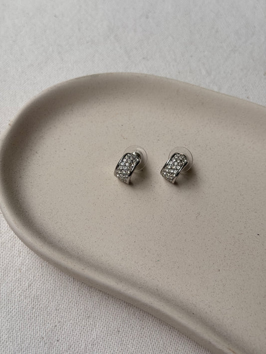 Boucles d’oreilles Christian Dior vintage - Créoles argentées ornées de strass (oreilles percées)