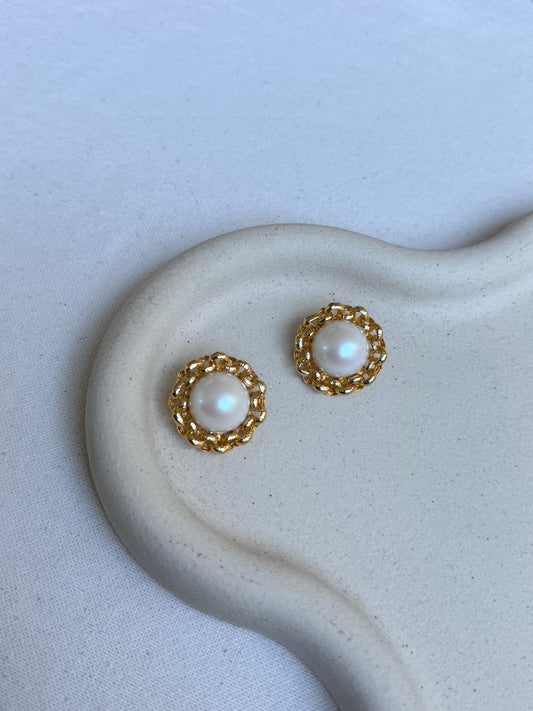 Boucles d’oreilles vintage - Perles nacrées et monture dorée ajourée