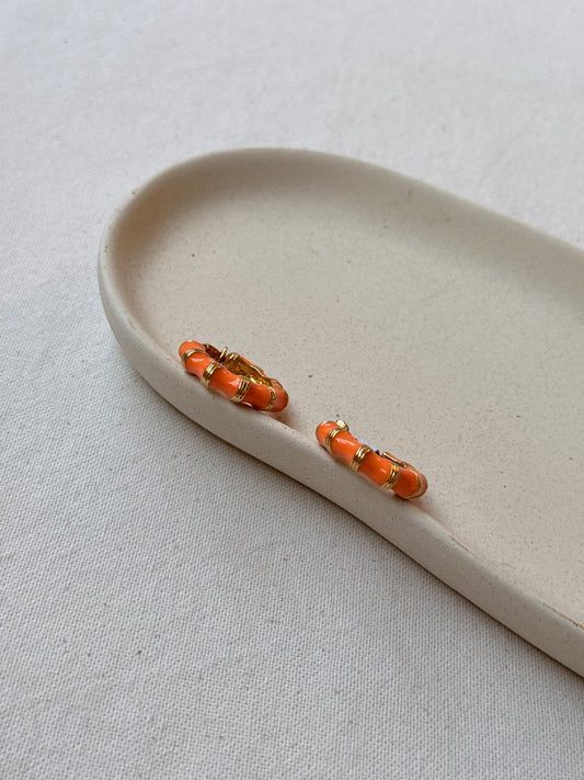 Boucles d’oreilles Kenneth Jay Lane vintage - Créoles émaillées corail