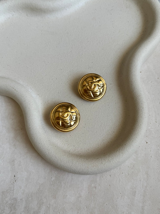 Boucles d’oreilles vintage Chanel - Logo CC et motif matelassé doré
