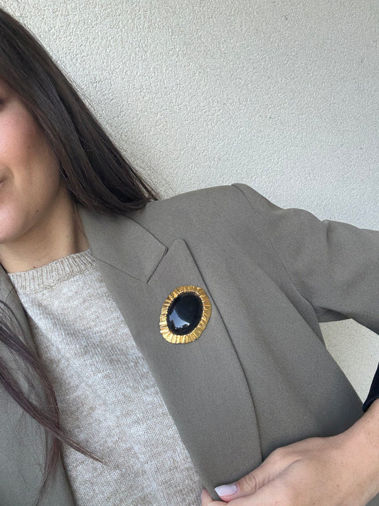 Broche Poggi vintage - Cabochon noir et monture dorée texturée
