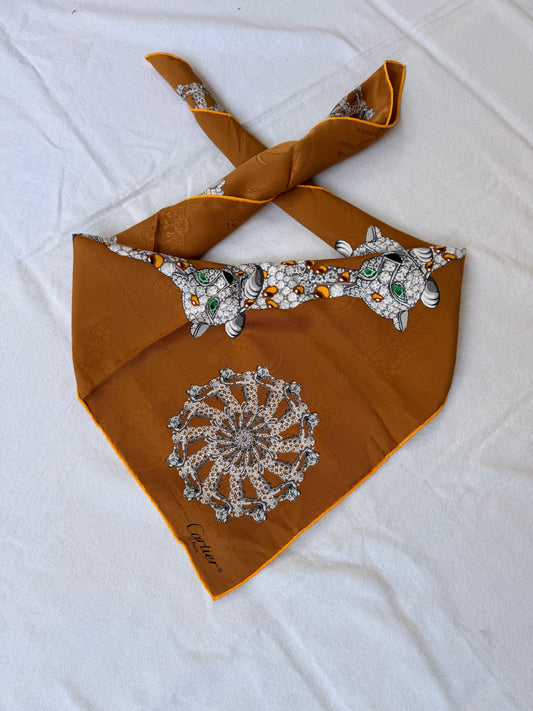 Foulard Cartier – Motif panthère et bijouterie camel