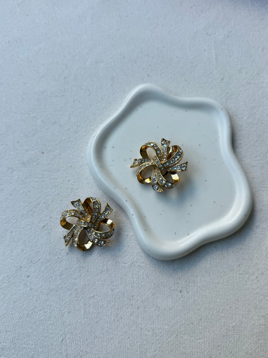 Boucles d’oreilles Kenneth Jay Lane vintage - Noeuds pavés dorés