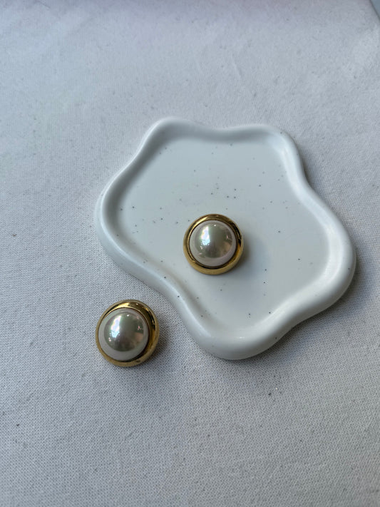 Boucles d’oreilles David Grau vintage - Perles blanches irisées