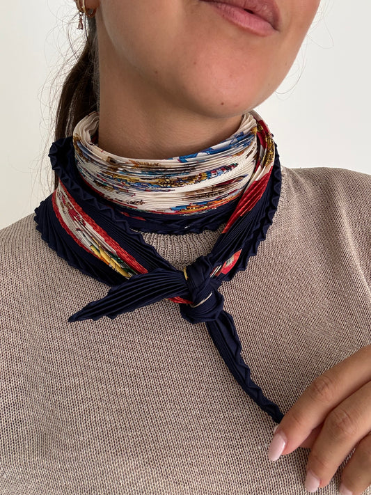 Foulard Hermès plissé – Modèle Couvée d’Hermès