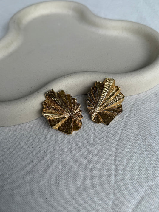 Boucles d’oreilles Guy Laroche vintage - Éventails dorés texturés