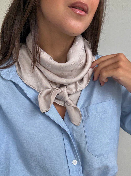 Foulard Louis Vuitton – Motifs monogramme beige