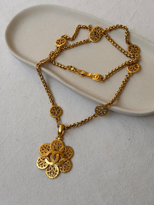 Collier sautoir Chanel - Pendentif fleur ajourée et logo CC
