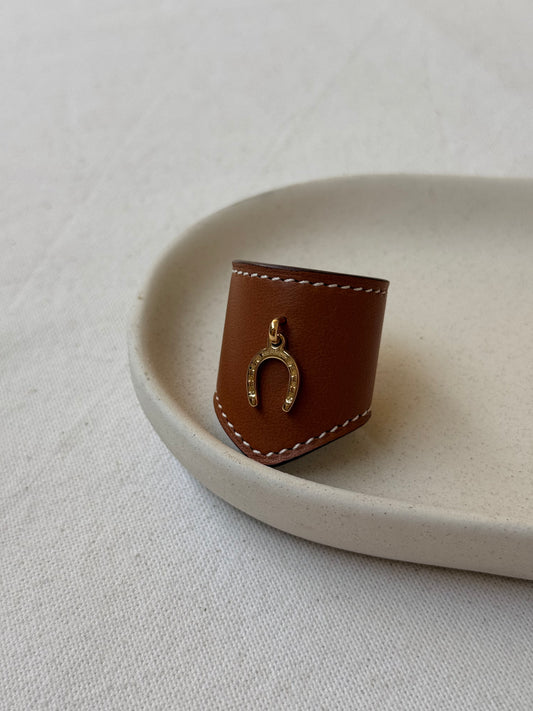 Anneau de foulard Hermès - Modèle cuir camel et fer à cheval