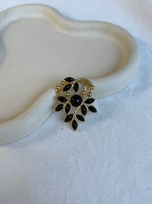 Broche Trifari vintage - Feuillage doré et cabochons noirs