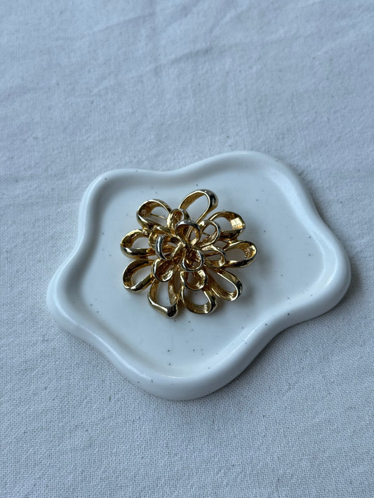 Broche vintage - Fleur ajourée dorée