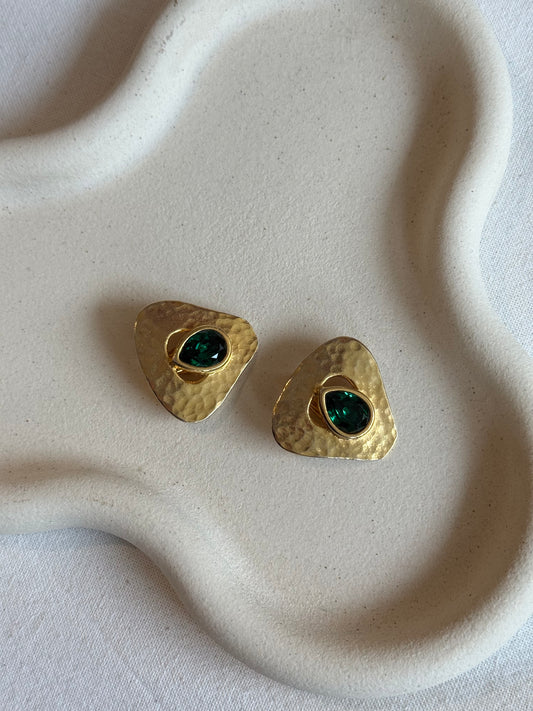Boucles d’oreilles Carita vintage - Martelées dorées et strass vert