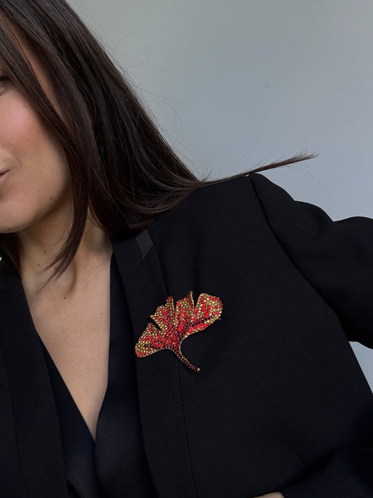 Broche Xavier Loubens vintage - Feuille dorée et strass rouge