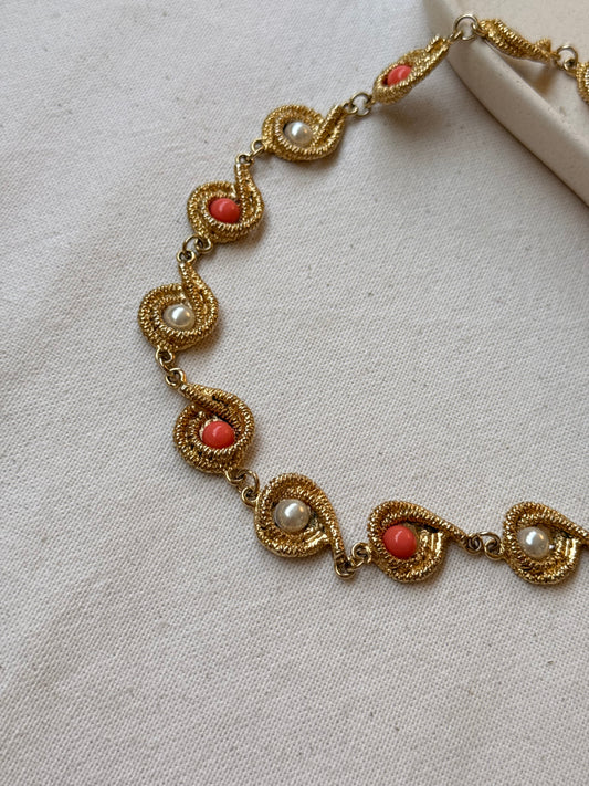 Collier doré vintage - Maillons ornés de perles et cabochons corail