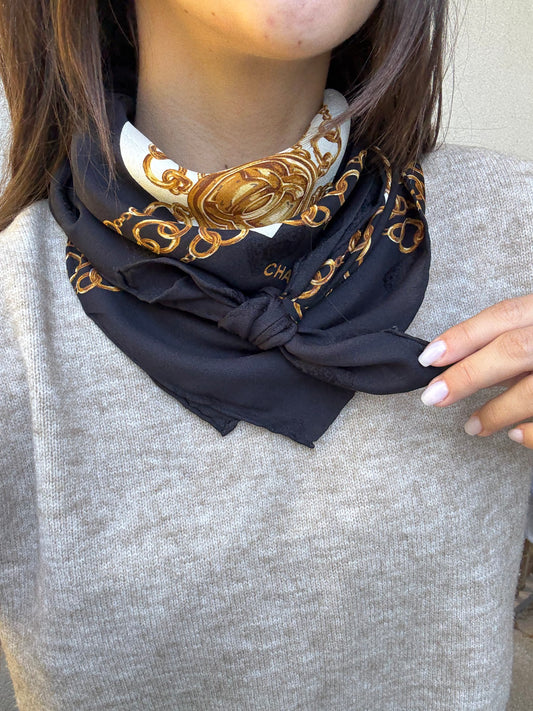 Foulard Chanel - Modèle noir et blanc avec chaînes dorées