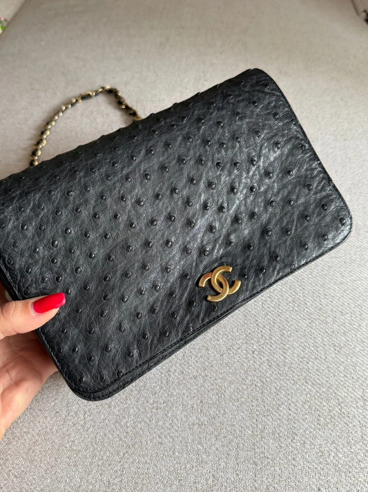 Sac Chanel en cuir d’autruche noir