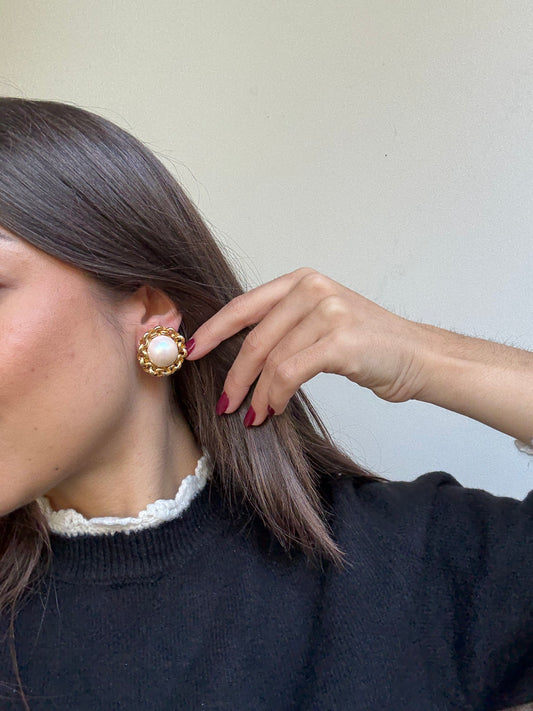 Boucles d’oreilles vintage - Perles nacrées et monture dorée ajourée