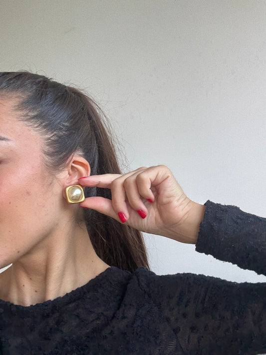 Boucles d’oreilles vintage - Monture carrée dorée et perle fantaisie