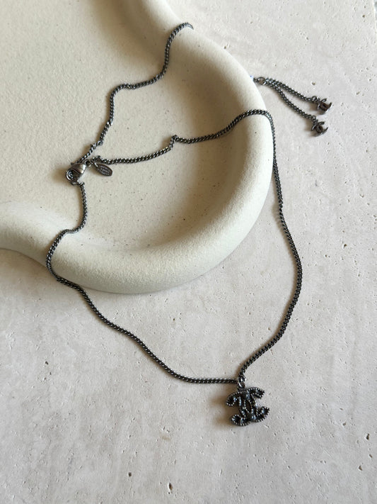 Collier Chanel - Pendentif CC noir