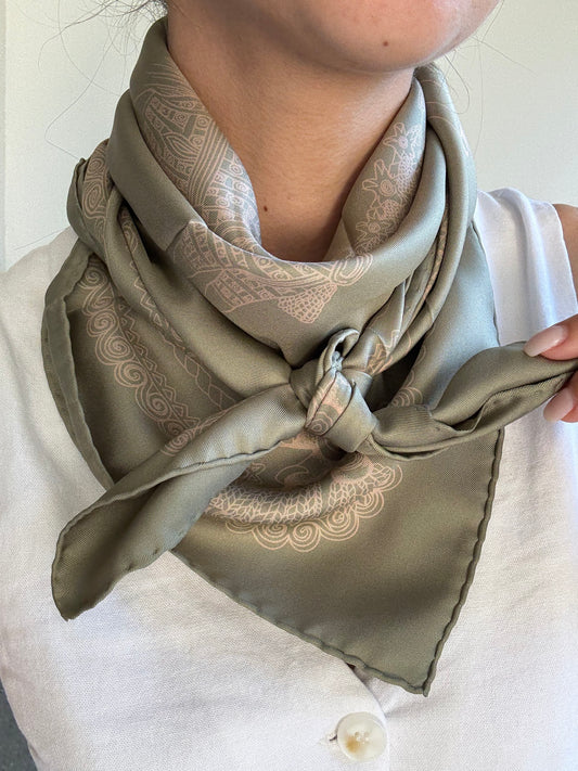 Foulard Hermès – Modèle Paperoles