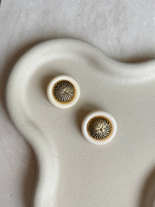 Boucles d’oreilles vintage blanche et dorées résine