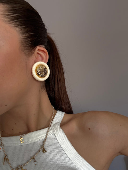 Boucles d’oreilles vintage blanche et dorées résine