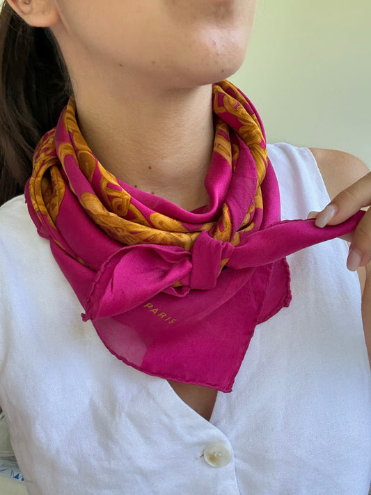 Foulard Céline – Modèle rose fuschia et chaînes dorées