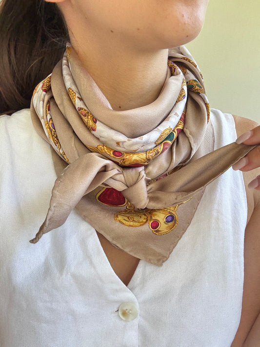 Foulard Chanel – Modèle beige et bijouteries