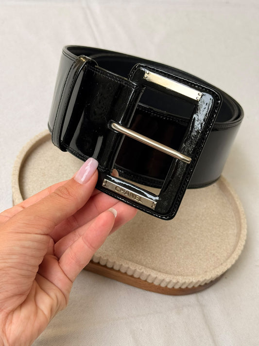 Ceinture Chanel vintage - Cuir noir brillant et boucle oversize
