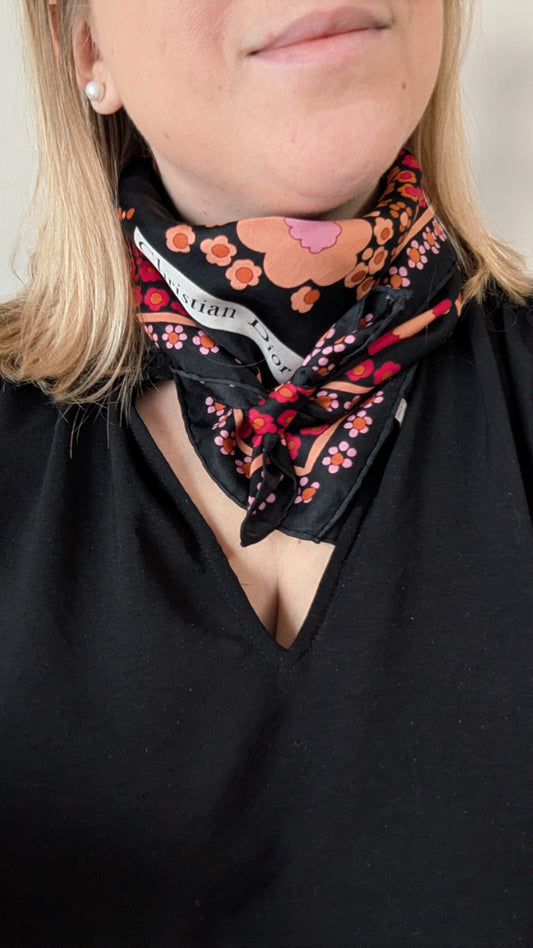 Foulard Christian Dior – Modèle noir à fleurs