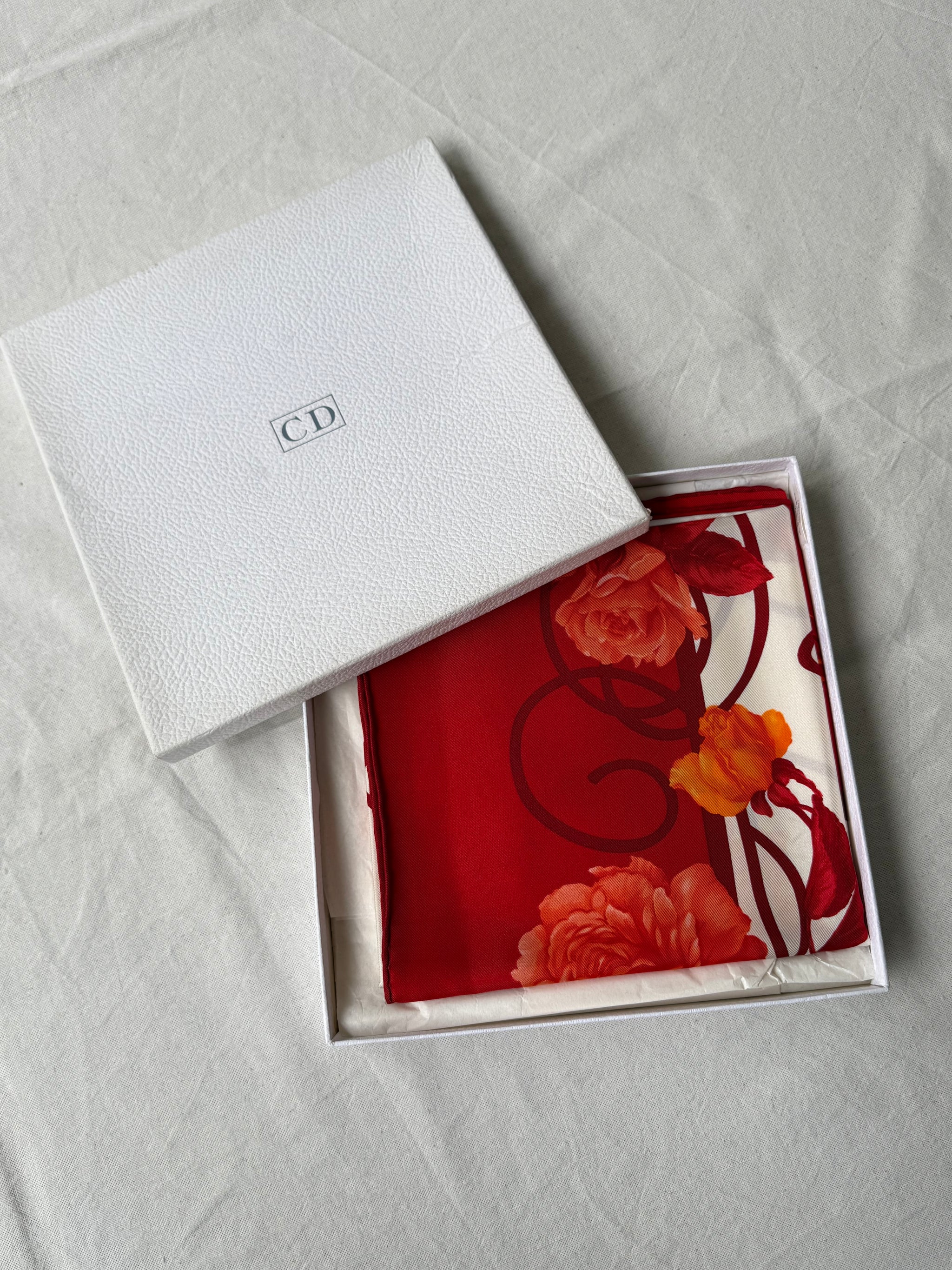 Foulard Christian Dior – Motif floral et inscription Dior