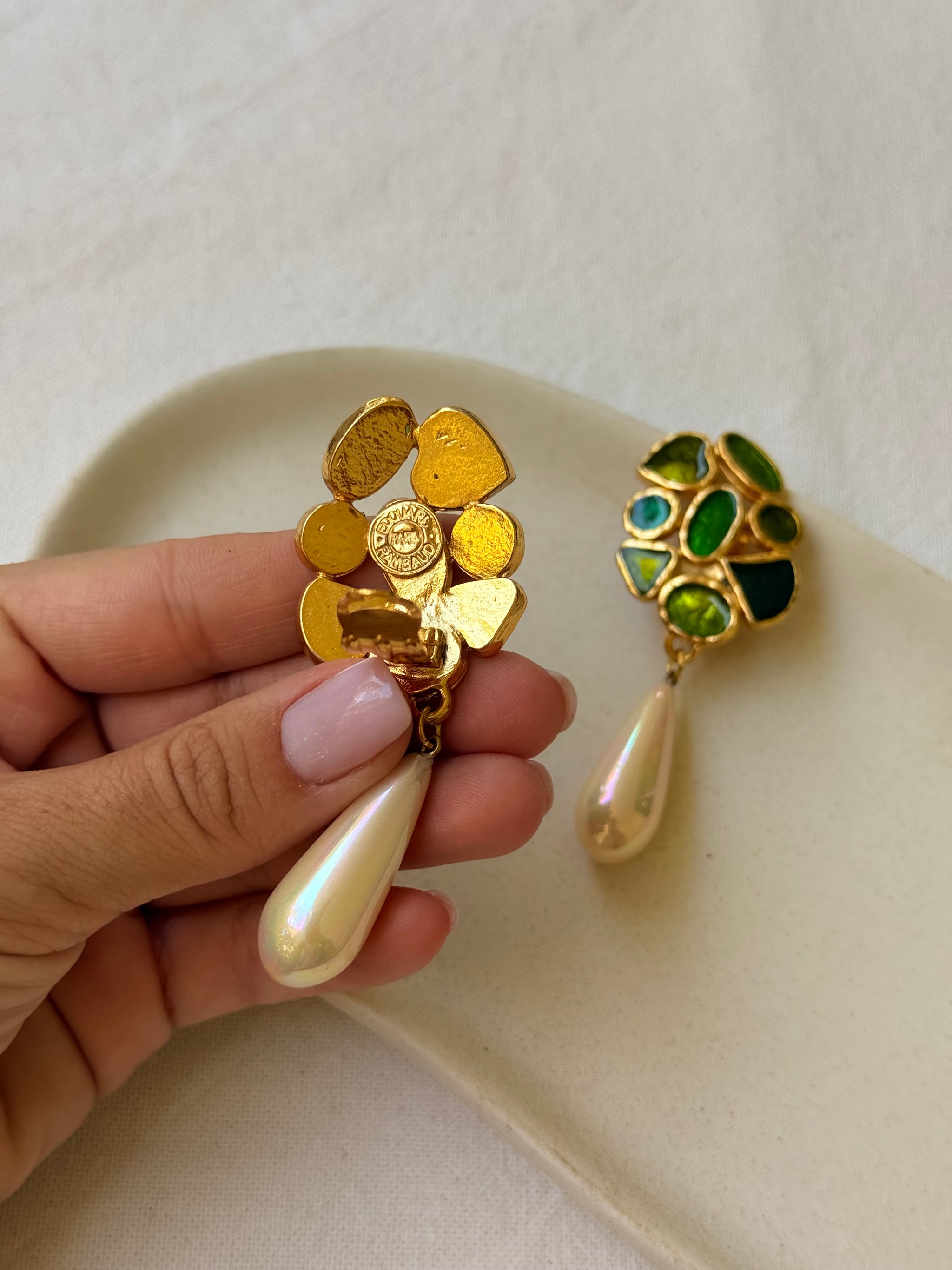 Boucles d’oreilles Édouard Rambaud vintage - Pendantes émail vert et perles nacrées