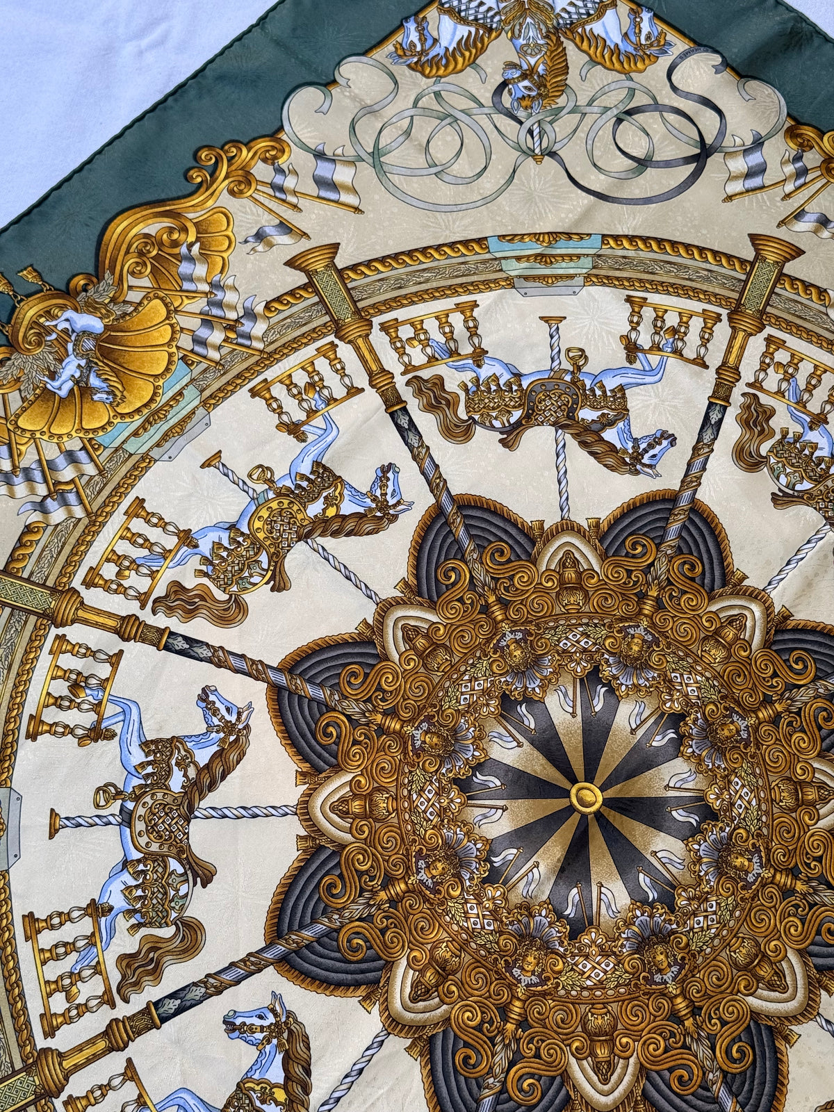 Foulard Hermès – Modèle Luna Park