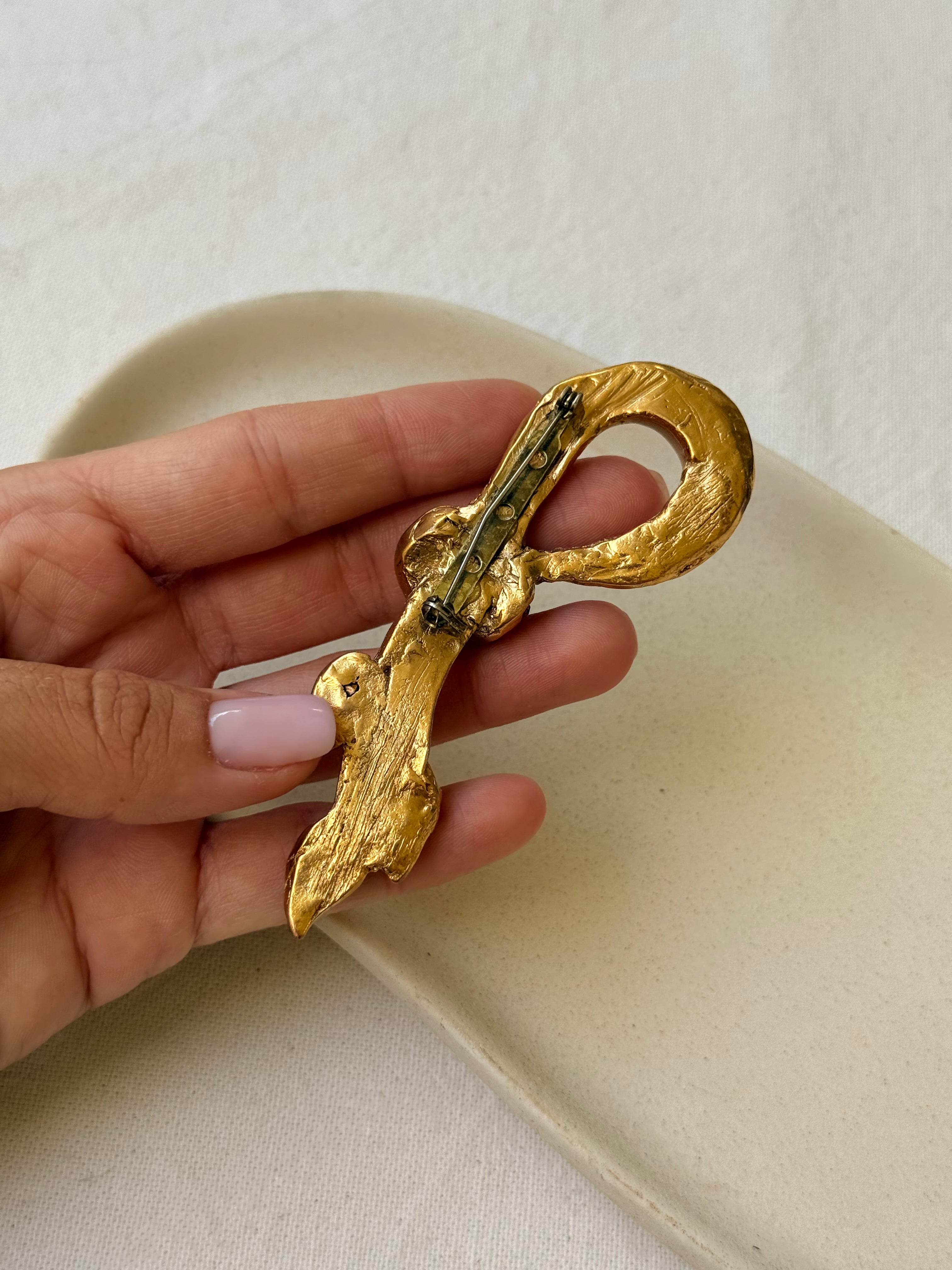Broche vintage - Noeud en résine et cabochons ambrés