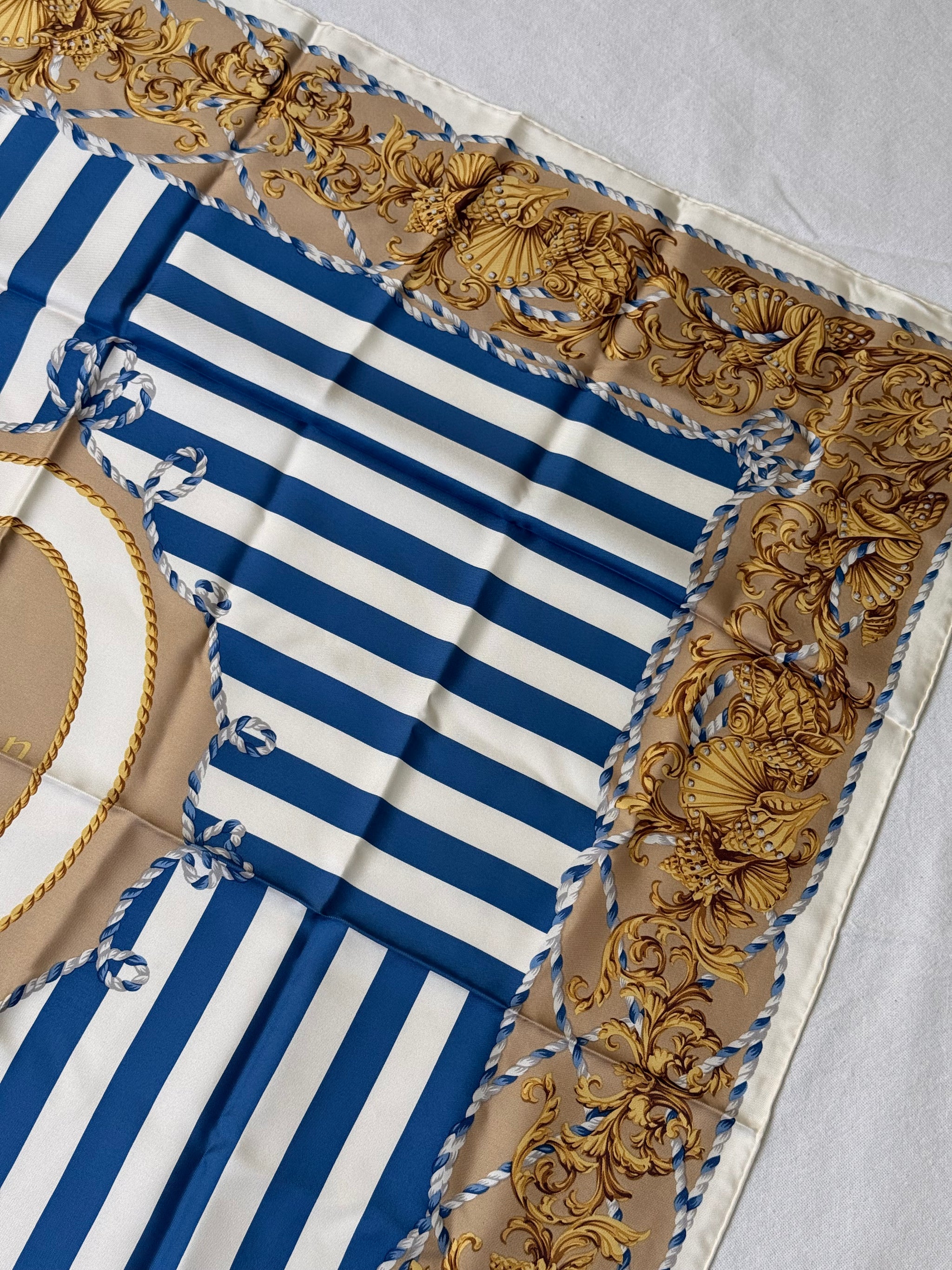 Foulard Christian Dior – Rayures marines et coquillages dorés