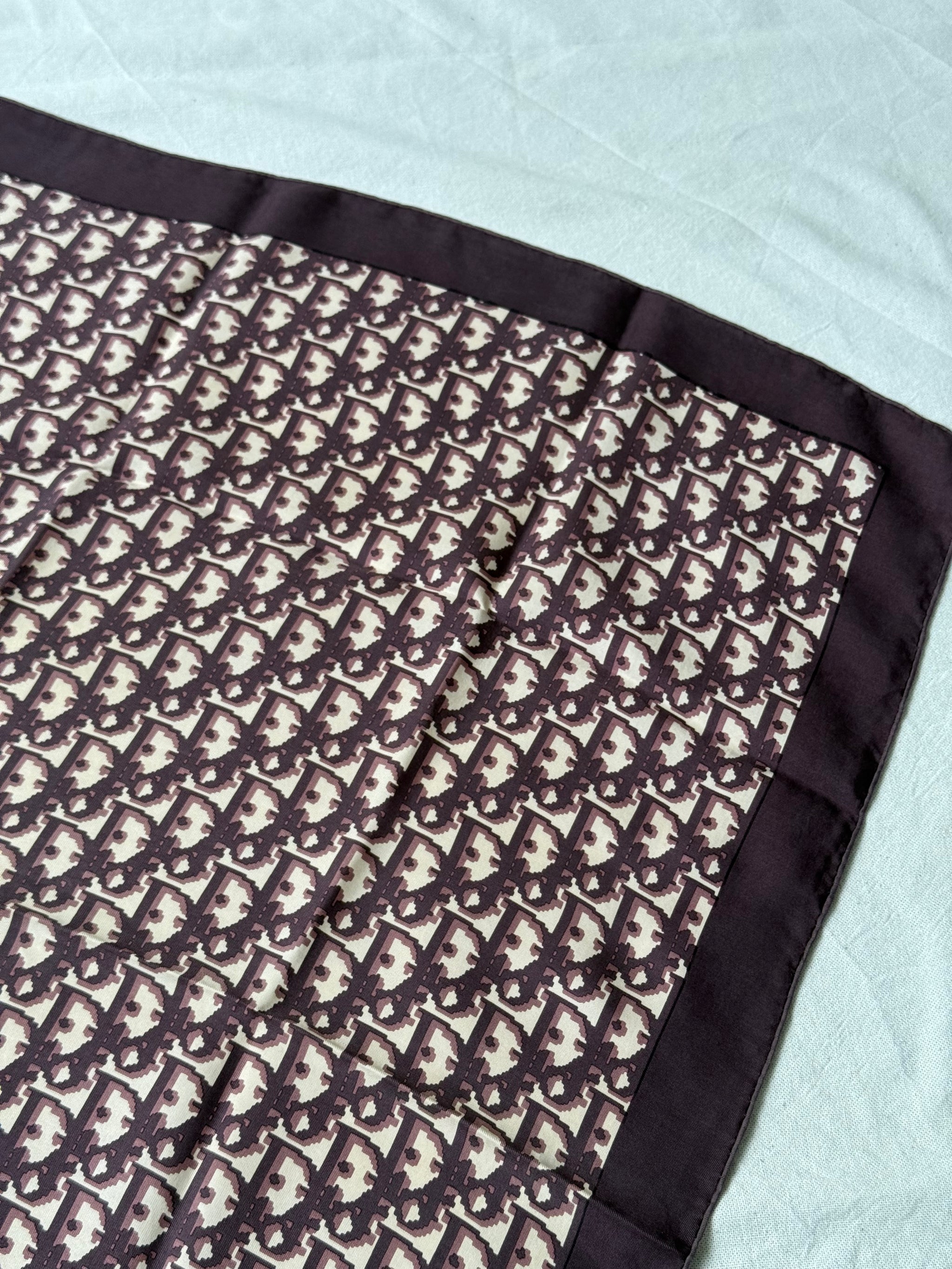 Foulard Christian Dior – Modèle monogramme prune