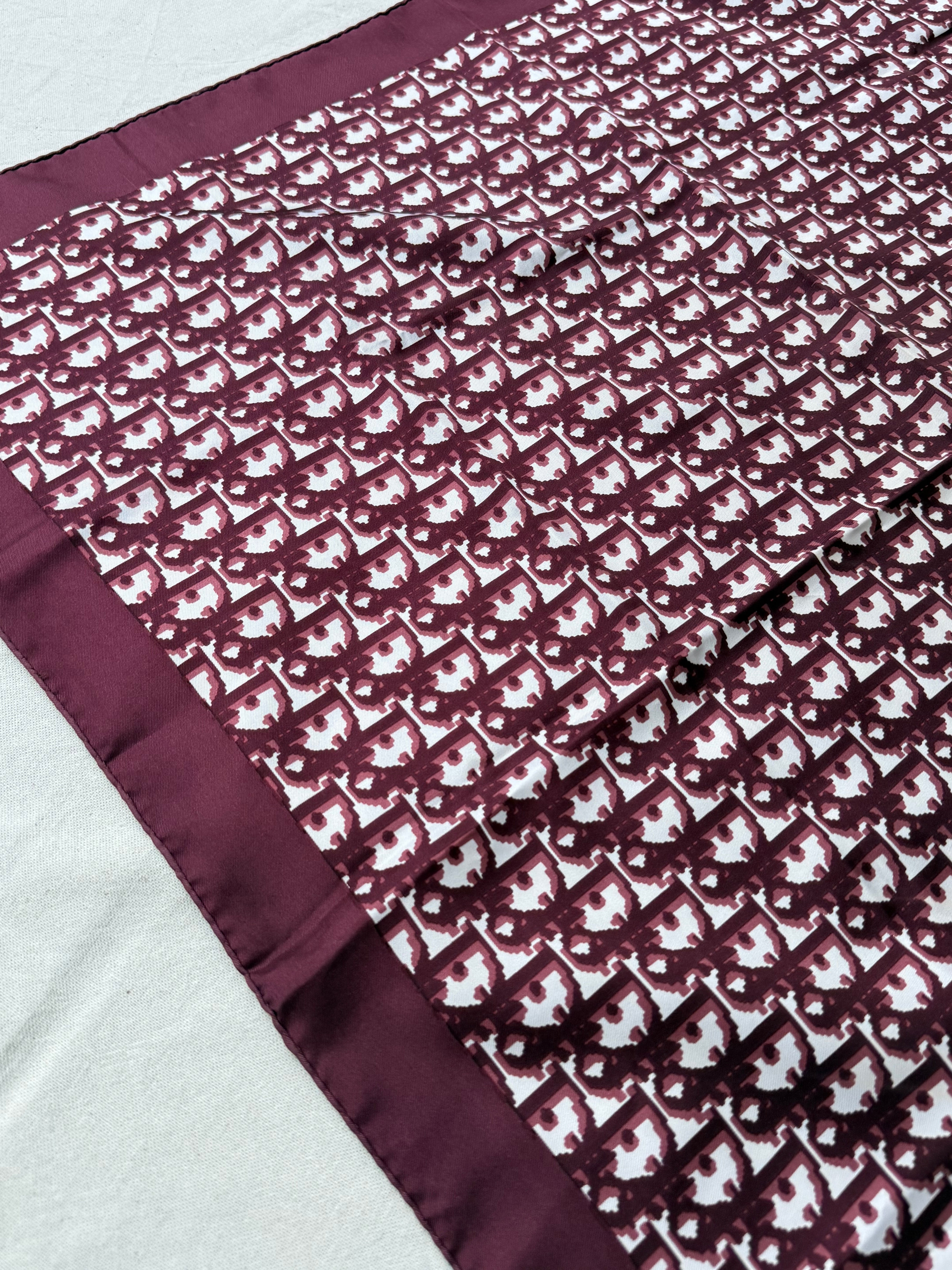 Foulard Christian Dior – Modèle monogramme bordeaux