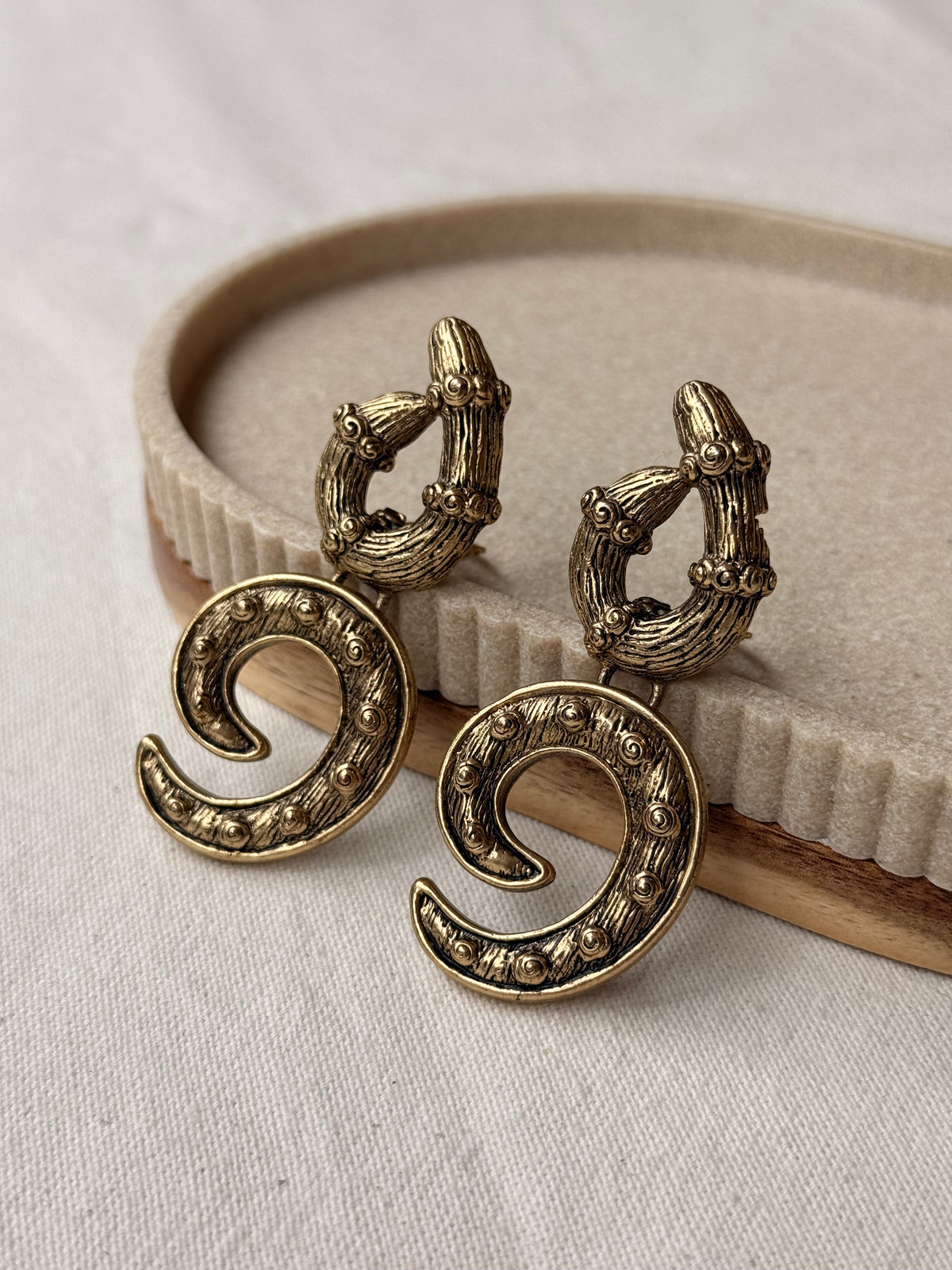 Boucles d’oreilles vintage - Spirales et motifs sculptés