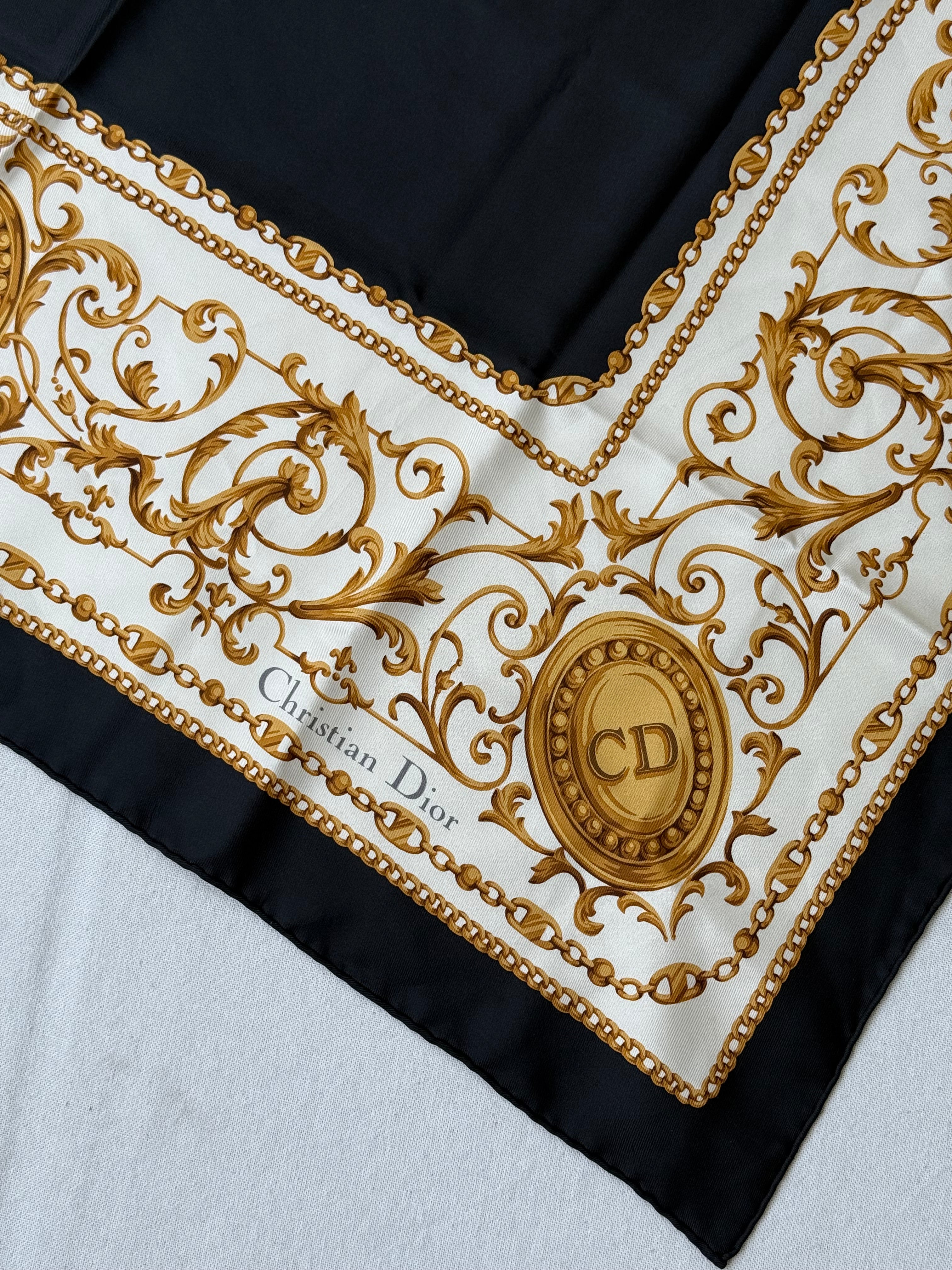Foulard Christian Dior – Inscriptions CD et arabesques