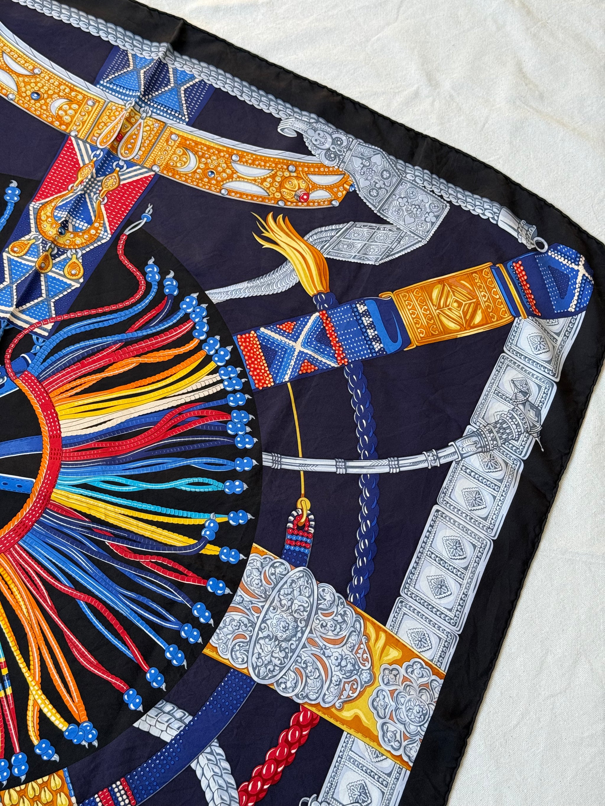 Foulard Hermès – Modèle Ceintures et Liens