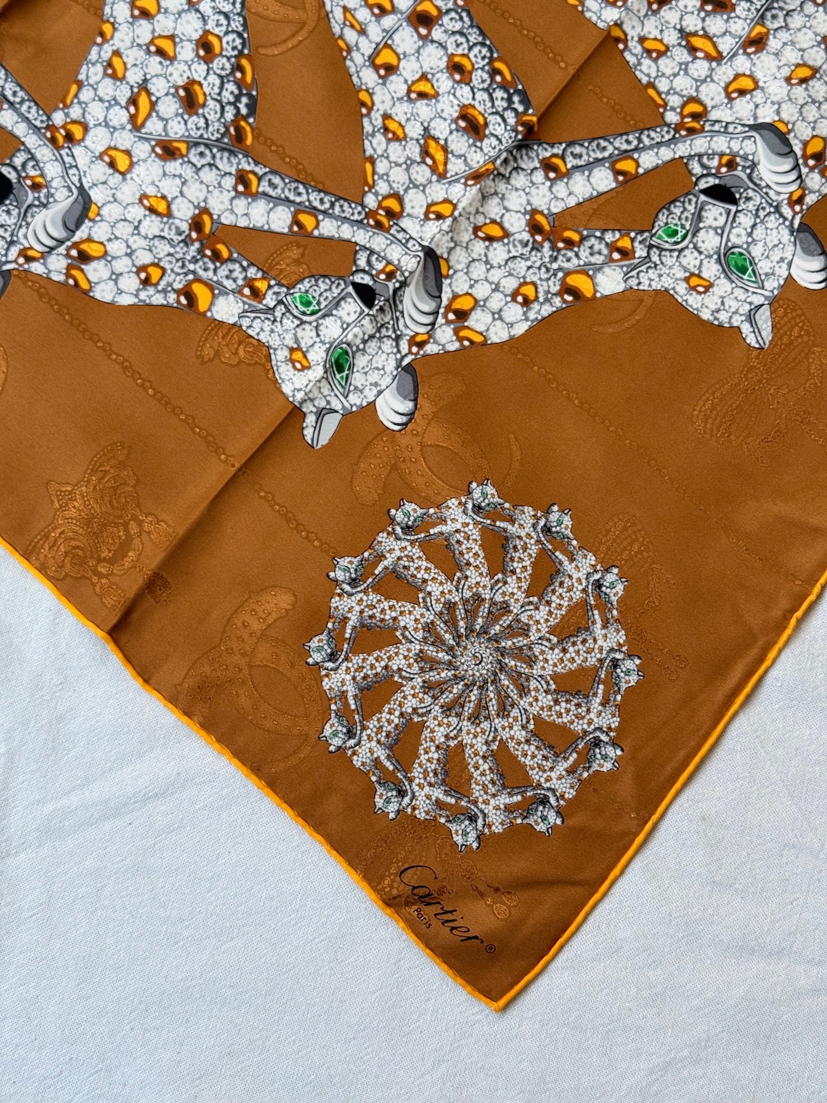 Foulard Cartier – Motif panthère et bijouterie camel