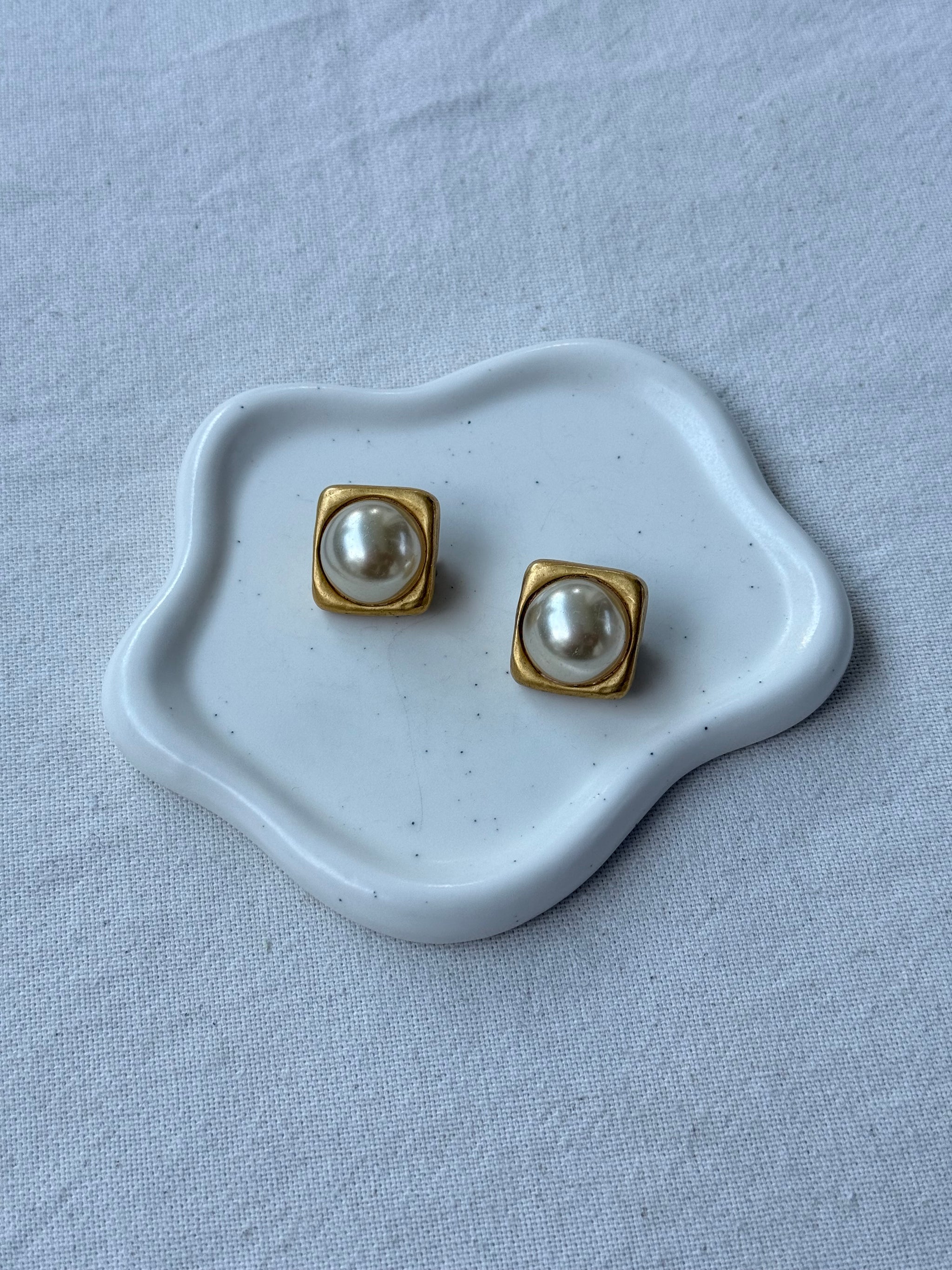 Boucles d’oreilles vintage - Monture carrée dorée et perle fantaisie