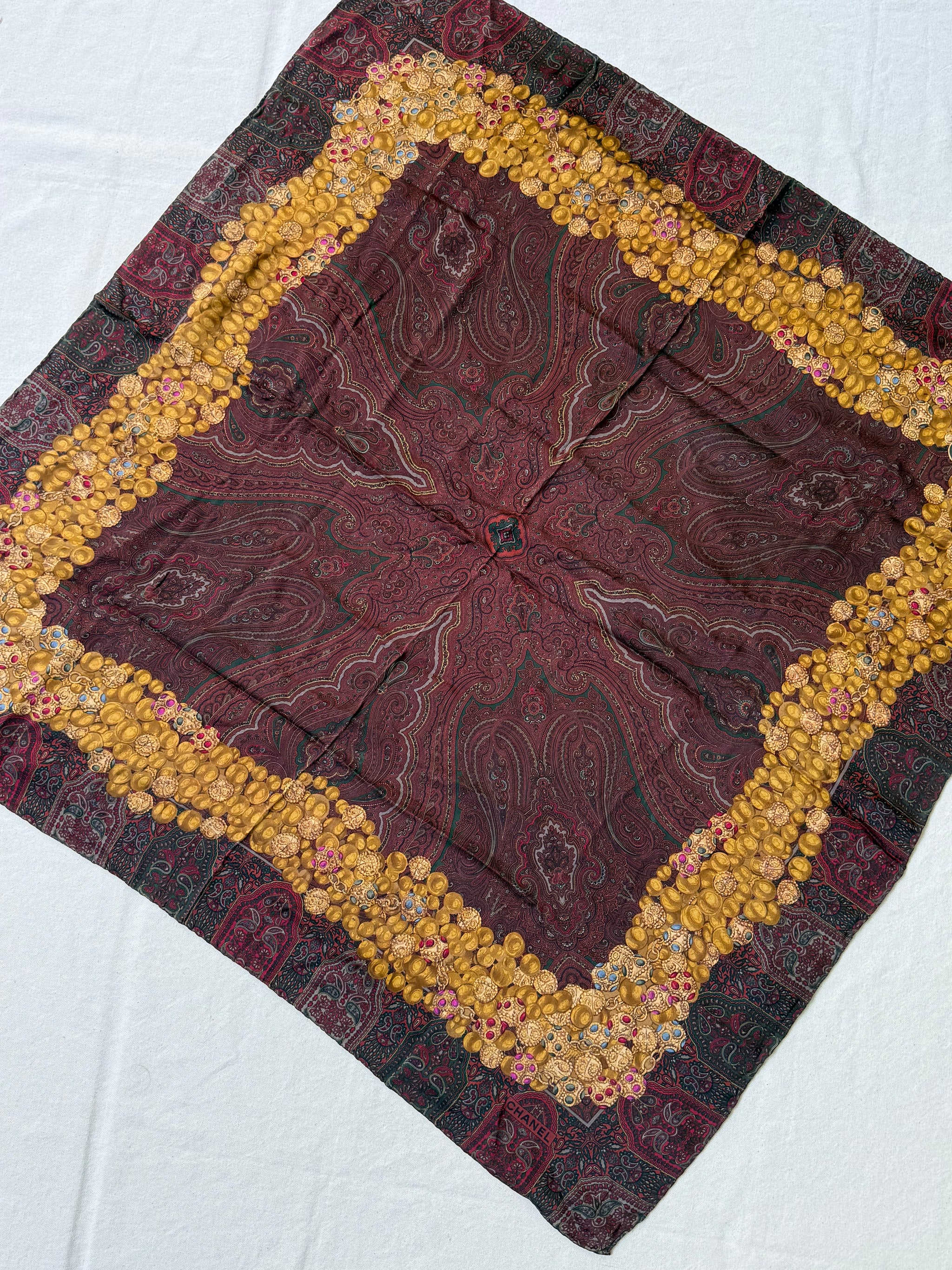 Foulard Chanel – Motif cachemire et bijouteries