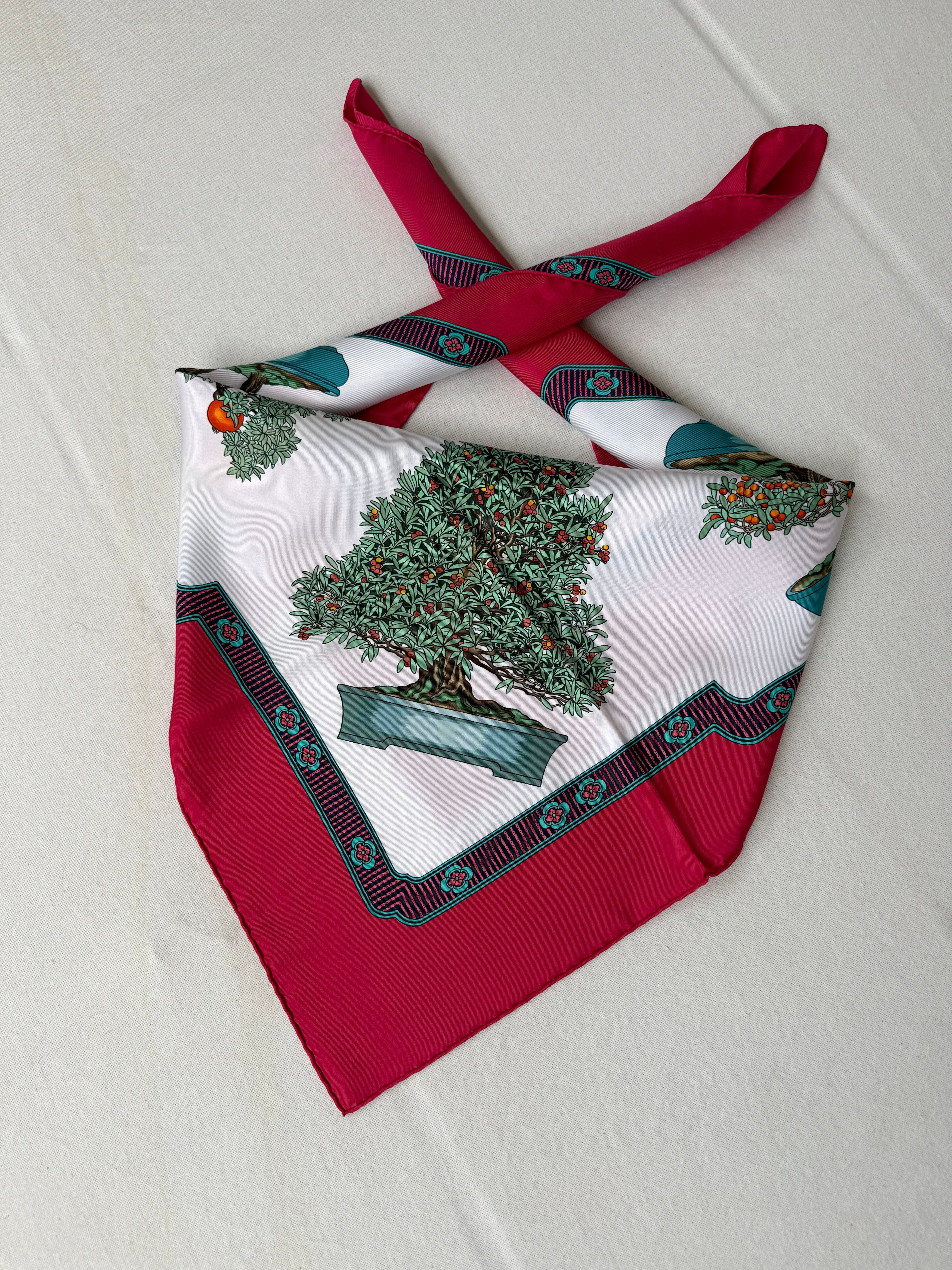Foulard Hermès – Modèle Les Beaux Jours du Bonsaï