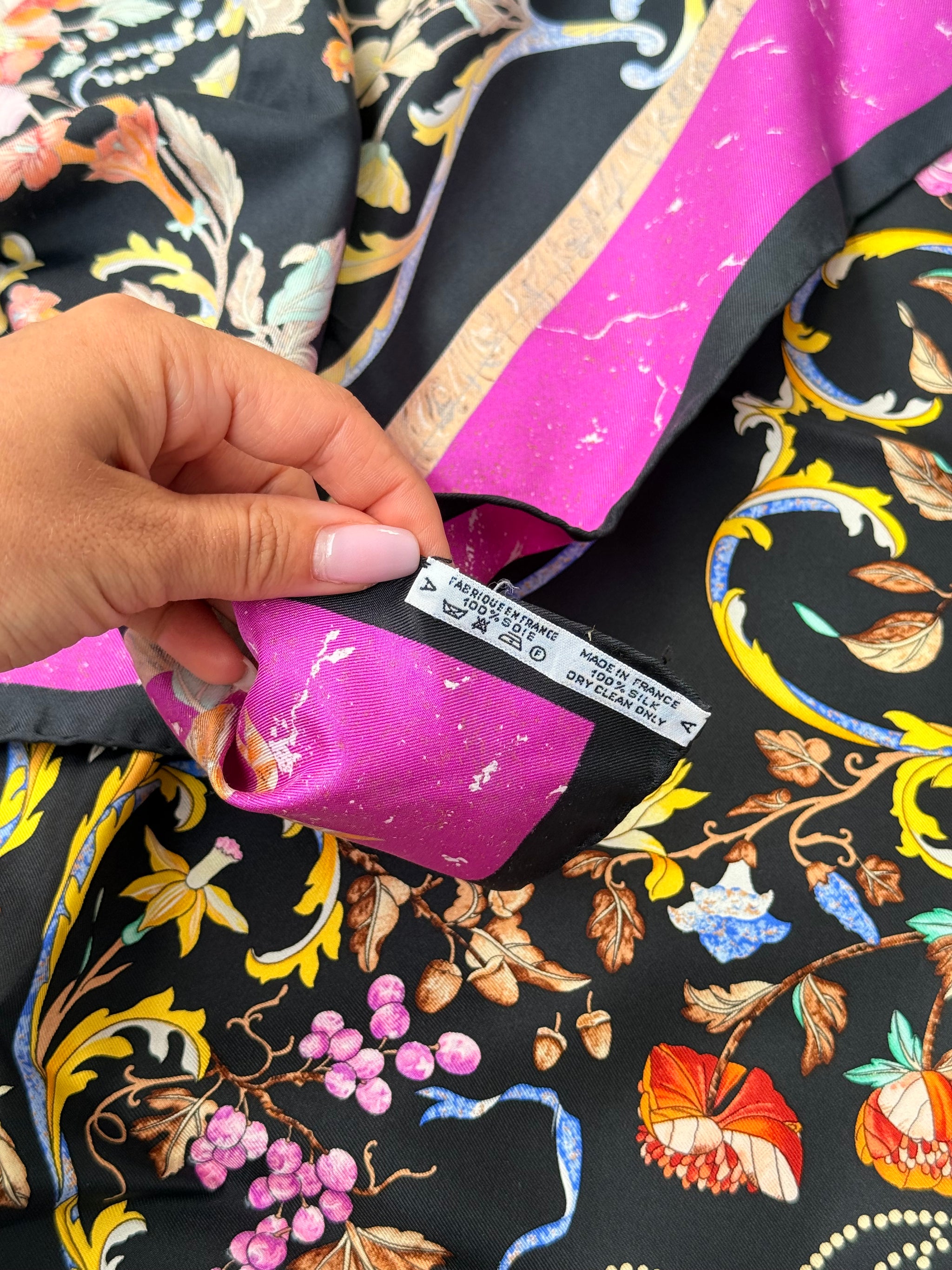 Foulard Hermès – Modèle Pierres d’Orient et d’Occident