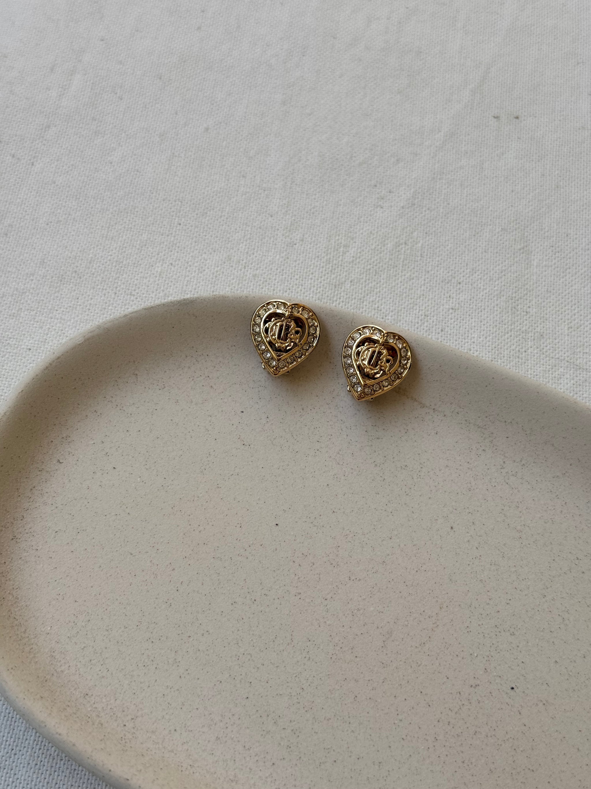 Boucles d’oreilles Christian Dior vintage - Cœurs stressés monogramme