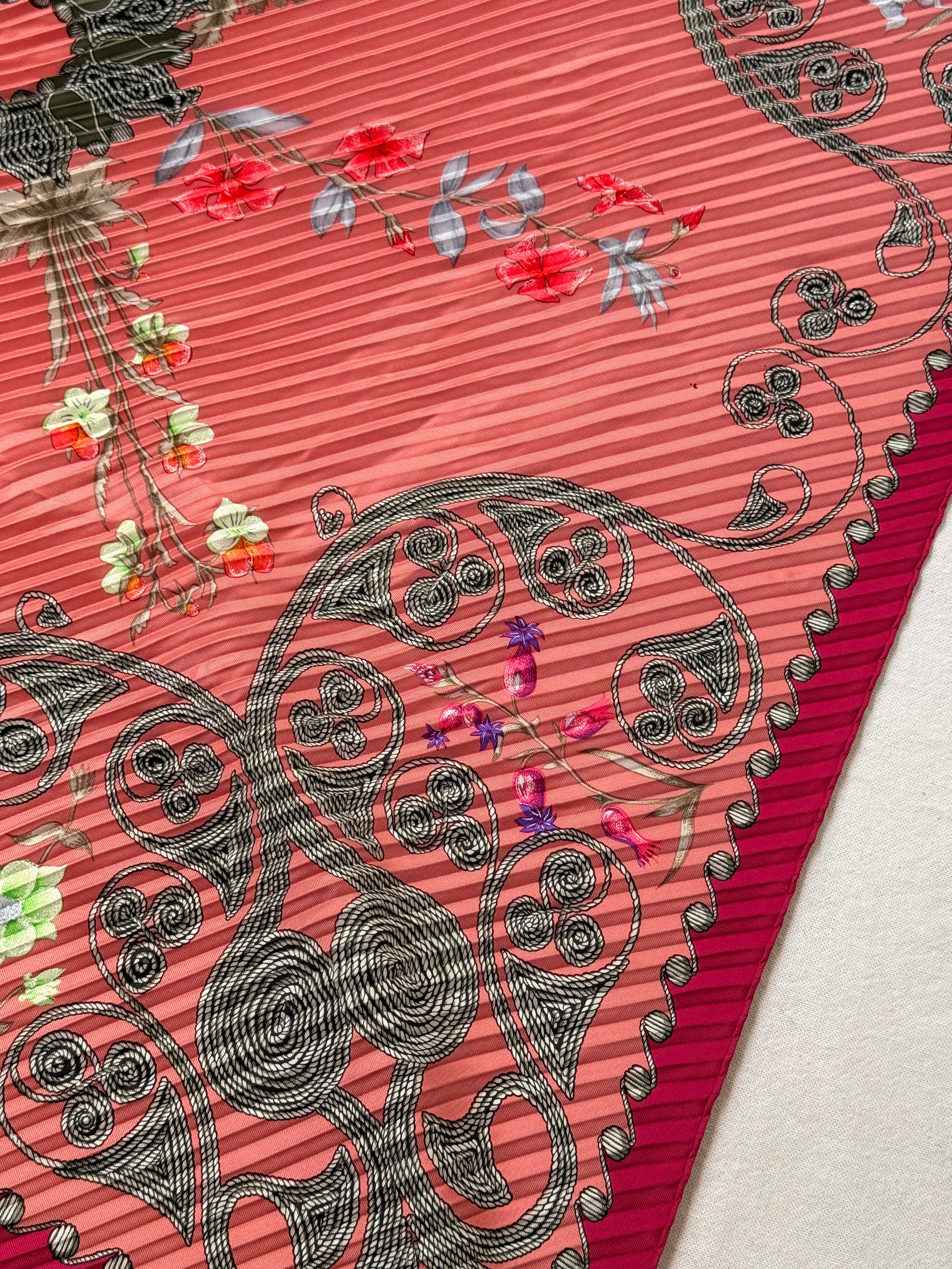 Foulard Hermès plissé – Modèle Arabesques