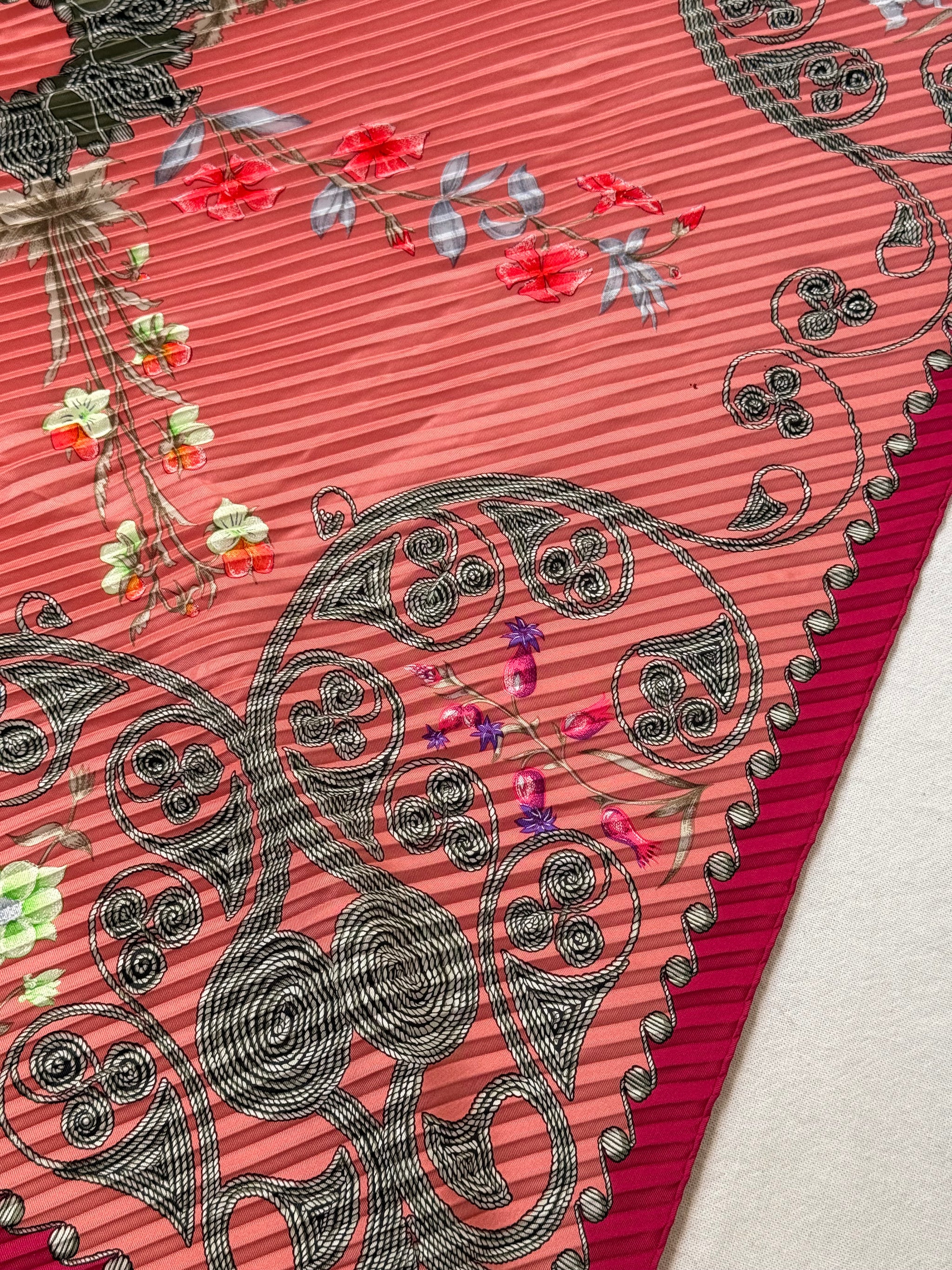 Foulard Hermès plissé – Modèle Arabesques